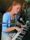 Im Studio an meinem Korg- Piano; Aufnahme des Songs Lord's Prayer, zum Vergrssern klicken